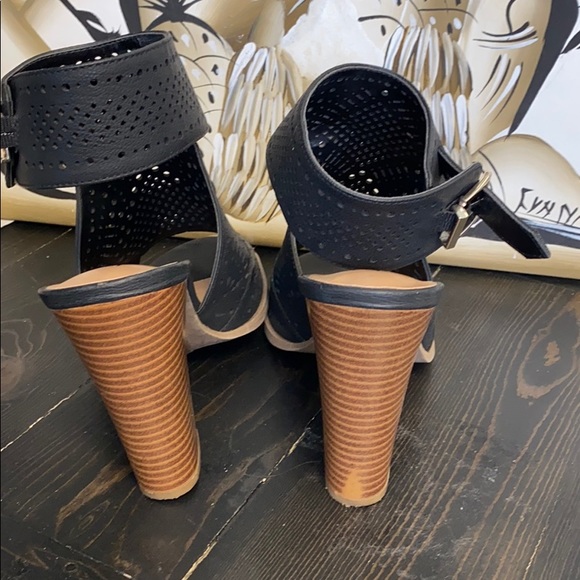 Size 7.5 women’s black heel sandals - Picture 3 of 3